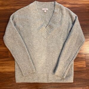 Chelsea28 Light Gray V-Neck Sweater sz XS excellent condition